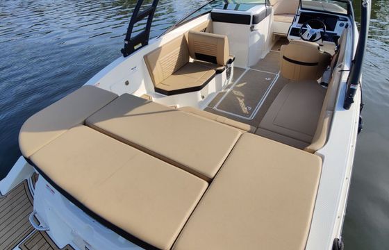 Motorboat Sea Ray 230C SPXE 350hp