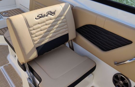 Motorboat Sea Ray 230C SPXE 350hp