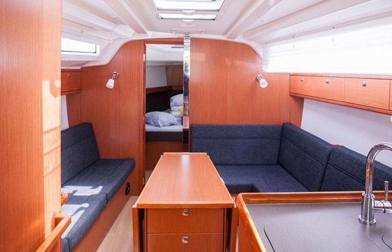Sailboat BAVARIA CRUISER 37 11.3m