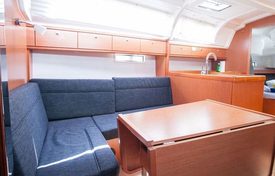 Sailboat BAVARIA CRUISER 37 11.3m