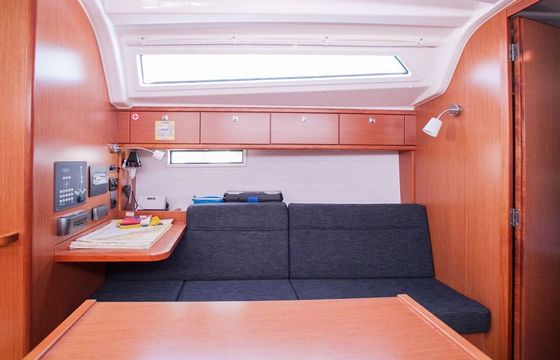 Sailboat BAVARIA CRUISER 37 11.3m