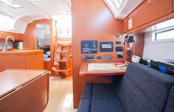 Sailboat BAVARIA CRUISER 37 11.3m