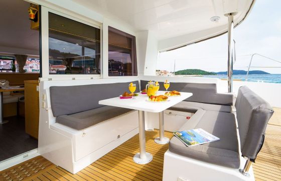 Catamaran Lagoon-Bénéteau Lagoon 400 S2 - 4 + 2 cab. 11m
