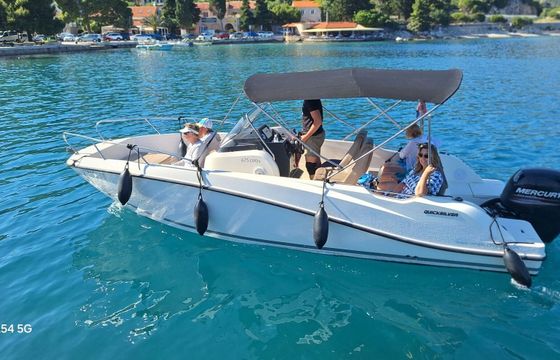 Motorboat Quicsilver 675 150hp