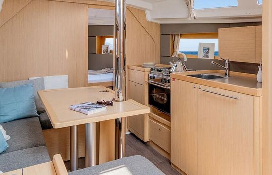 Sailboat Oceanis 35 10m