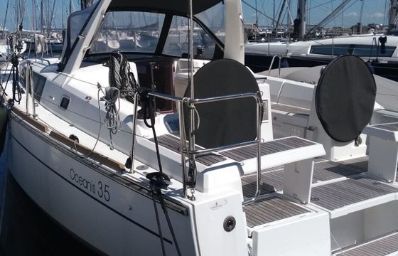 Sailboat Oceanis 35 10m