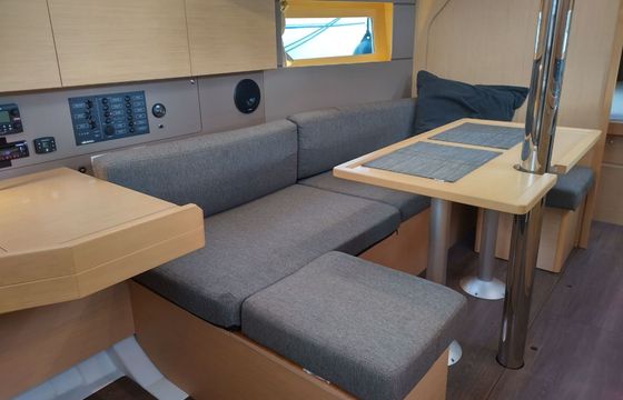 Sailboat Oceanis 35 10m