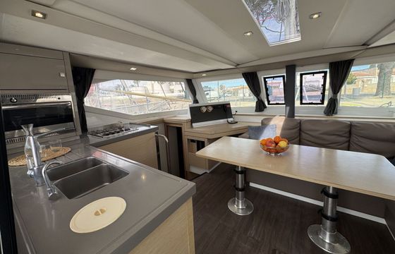 Catamaran Fountaine Pajot Lucia 40 11.73m
