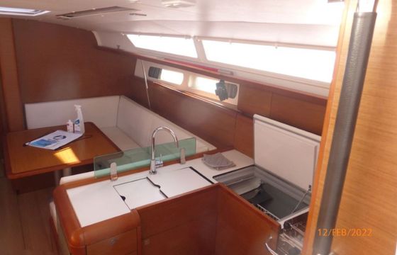 Sailboat Jeanneau Sun Odyssey 419 12m