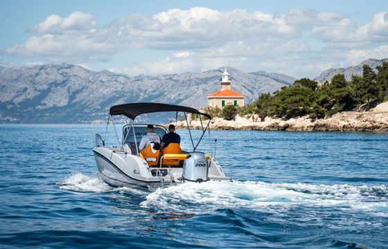 Motorboat Quicksilver 675 200hp