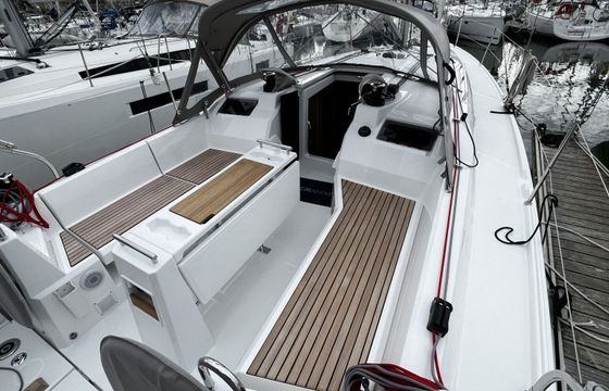 Sailboat OCEANIS 34 QR 10m