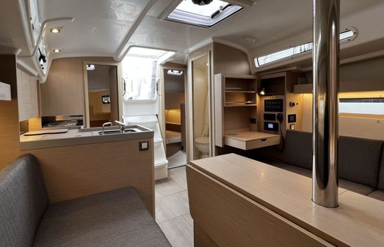 Sailboat OCEANIS 34 QR 10m