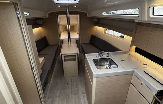 Sailboat OCEANIS 34 QR 10m
