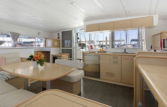 Catamaran LAGOON 421 12.6m