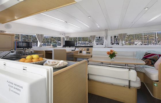 Catamaran LAGOON 421 12.6m