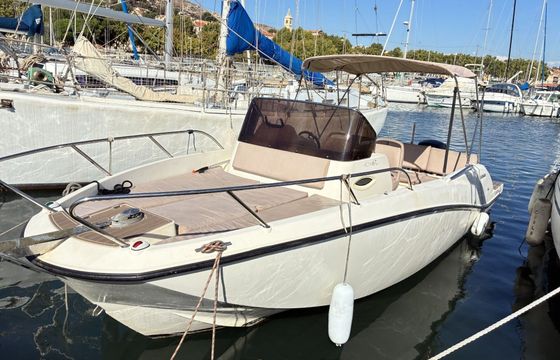Motorboat Quicksilver Sundeck 675