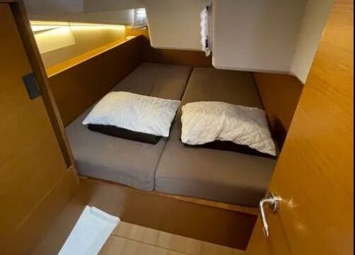 Sailboat Sun Odyssey 490 14m