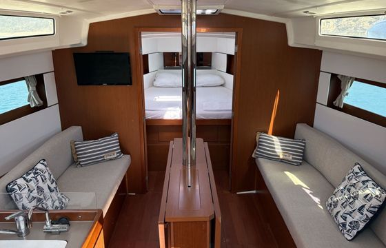 Sailboat Beneteau Oceanis 38.1 11.8m