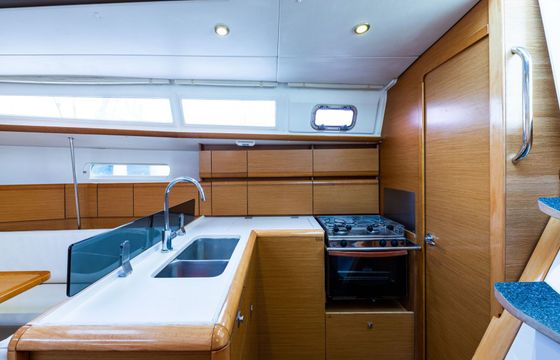 Sailboat Jeanneau Sun Odyssey 379 11.34m