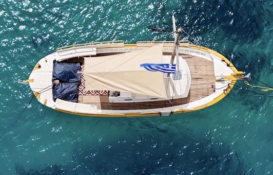 Sailboat traditional wooden boat 11m