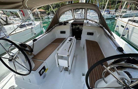 Sailboat Sun Odyssey 350 10m