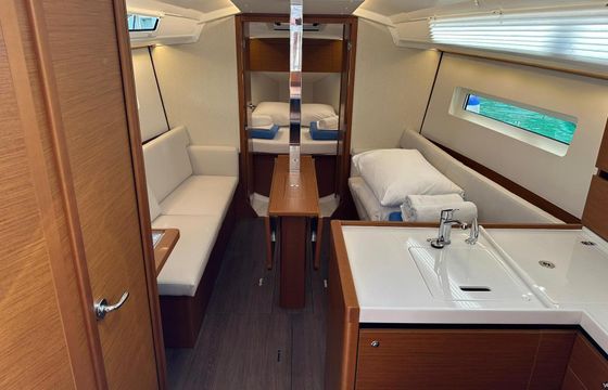 Sailboat Sun Odyssey 350 10m
