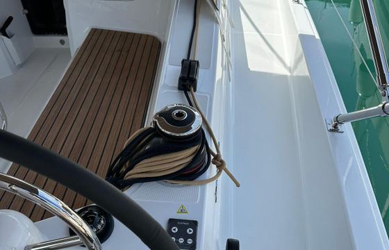 Sailboat Sun Odyssey 350 10m