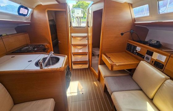 Sailboat Jeanneau Sun Odyssey 33i 9.74m