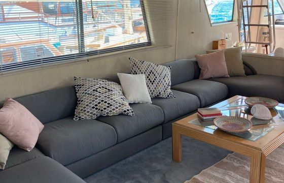 Motorboat Hatteras 65