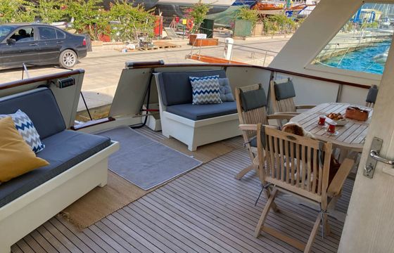 Motorboat Hatteras 65