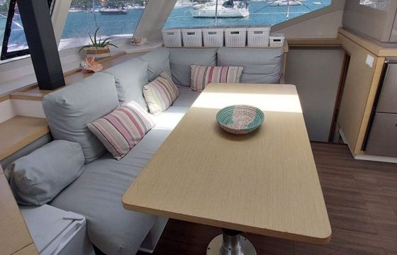 Catamaran Fountaine Pajot Lucia 40 12m