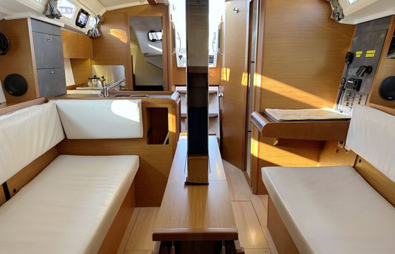 Sailboat JEANNEAU SUN ODYSSEY 349 10.34m