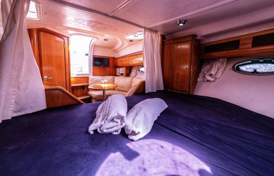 Motorboat BAVARIA 32 Sport 450hp