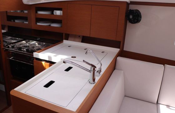 Sailboat Jeanneau Sun Odyssey 380 11m