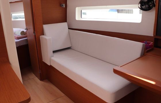 Sailboat Jeanneau Sun Odyssey 380 11m