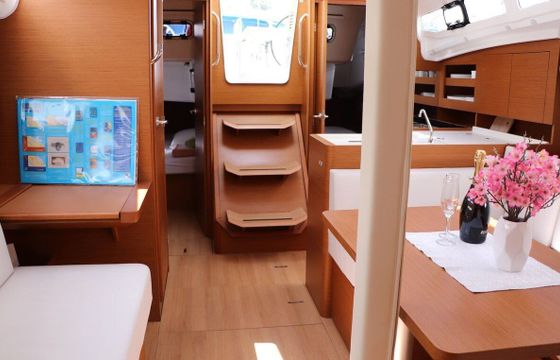 Sailboat Jeanneau Sun Odyssey 380 11m