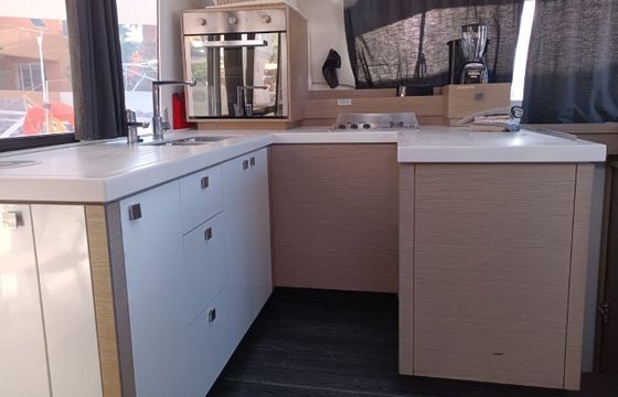 Catamaran Fountaine Pajot Fountaine Pajot Astrea 42 - 4 + 2 cab. 12.58m