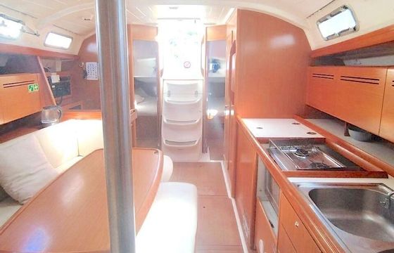 Sailboat Beneteau Cyclades 39.3 11.7m