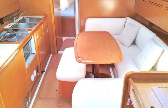 Sailboat Beneteau Cyclades 39.3 11.7m