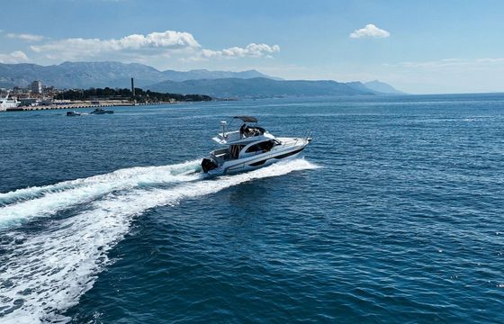 Motorboat Beneteau Antares 11 Fly 600hp