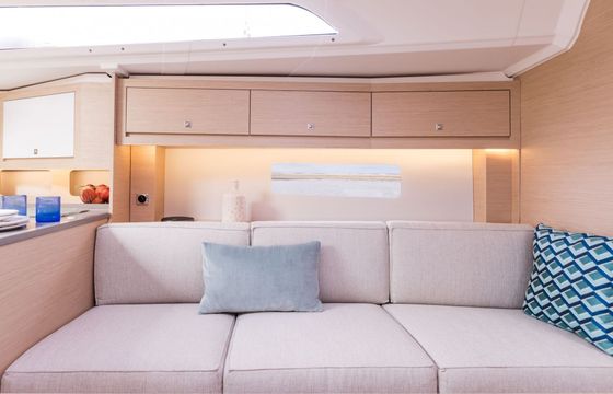 Sailboat Sunsail 37.3 10m