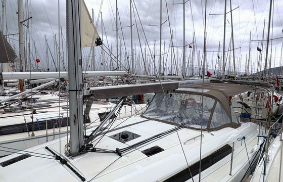 Sailboat Oceanis 40.1 12m