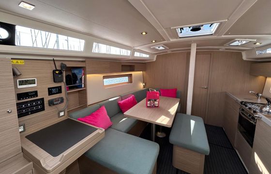 Sailboat Beneteau Oceanis 37.1 Easy Liberté 11.9m