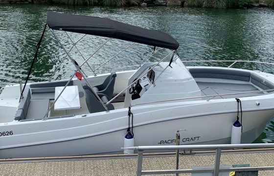 Motorboat Pacific Craft Open 750