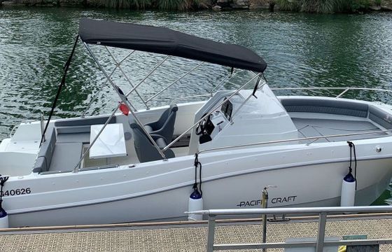 Motorboat Pacific Craft Open 750