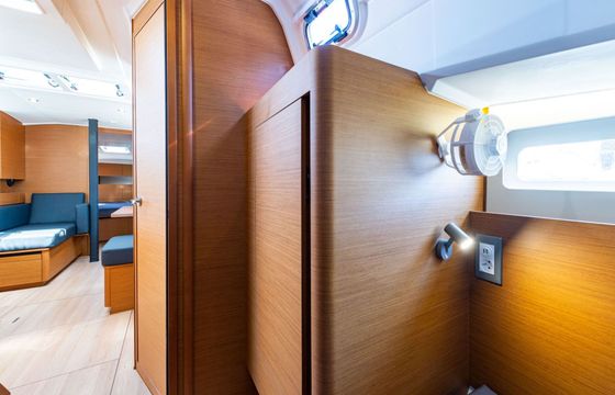 Sailboat Jeanneau Sun Odyssey 410 12.35m