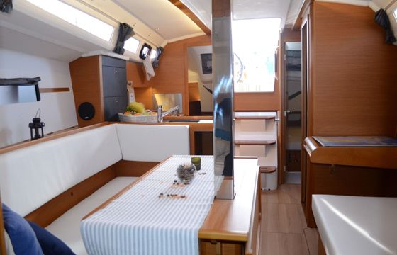 Sailboat JEANNEAU SUN ODYSSEY 349 10.34m