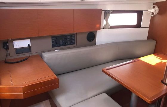Sailboat Oceanis 35.1 10m