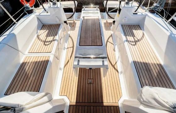 Sailboat Oceanis 35.1 10m