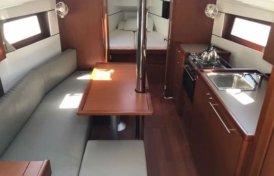 Sailboat Oceanis 35.1 10m